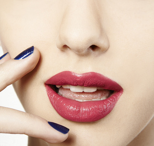 红色的嘴唇吻图片