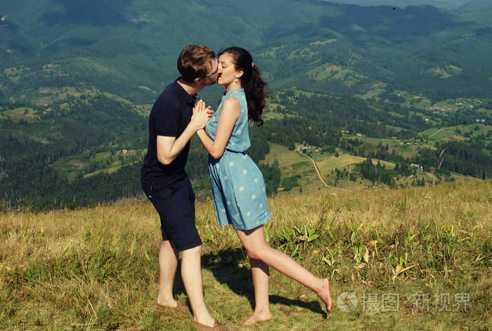 美丽的年轻夫妇拥抱和接吻
