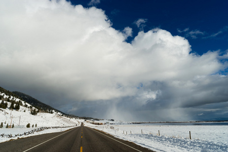 阴霾的天空下雷雨云大天空国家蒙大拿州天气分系统