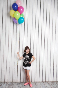 十几岁的女孩，与五颜六色的气球