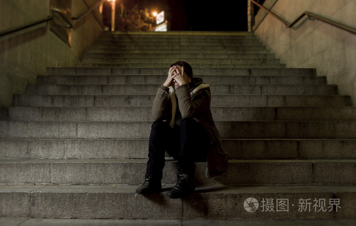 伤感的女子独自在街头地铁楼梯患抑郁症看看生病和无助