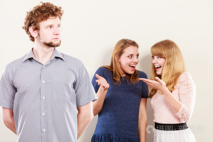 两个女人说话人的闲话