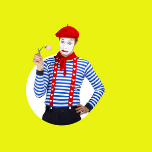 悲伤的男性 mime 与鲜花。在红色贝雷帽的滑稽演员，水手服构成上颜色背景