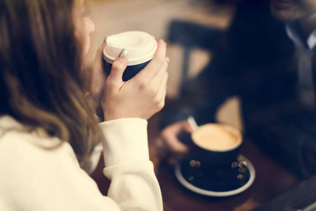 女人控股咖啡杯子