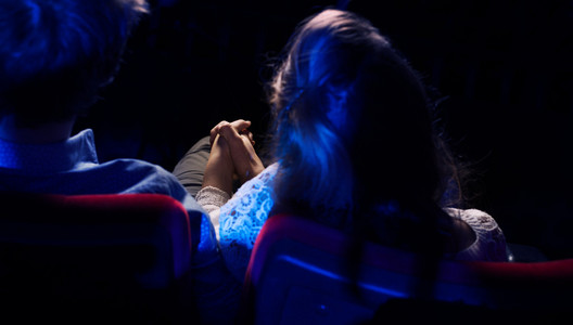 而躺在白色的床单我爱电影概念图形设计年轻的笑脸情侣在爱牵手岳里