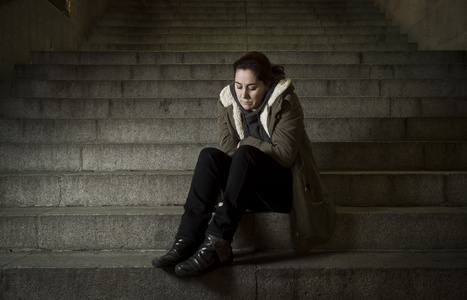伤感的女子独自在街头地铁楼梯患抑郁症看看生病和无助