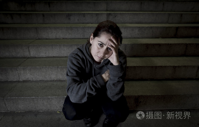 伤感的女子独自在街头地铁楼梯患抑郁症看看生病和无助
