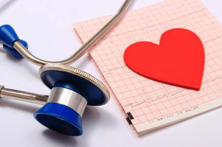 听诊器 心电图图形报告和心的形状