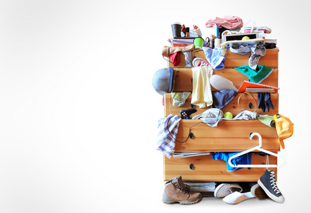 混乱,有梳妆台散落的衣服照片