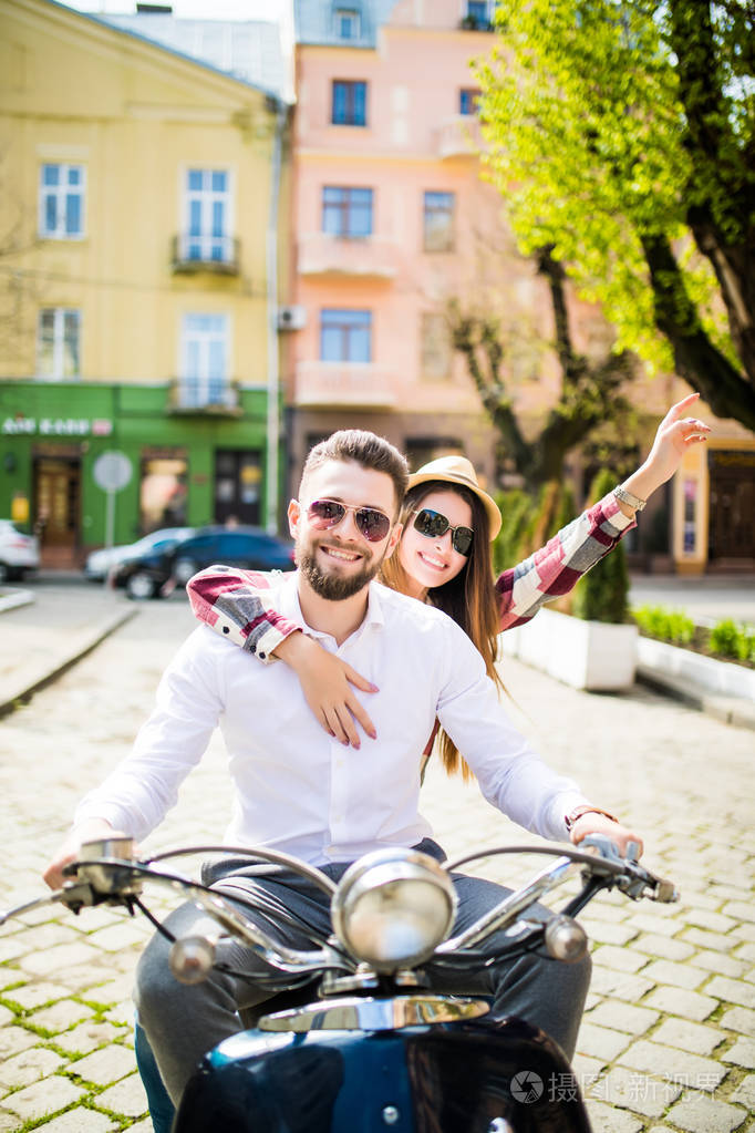 夫妻爱骑一辆摩托车年轻的骑士们享受自己出差
