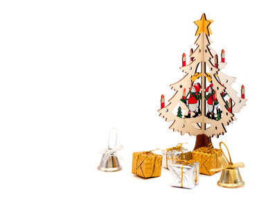 礼品盒与钟声木制圣诞树