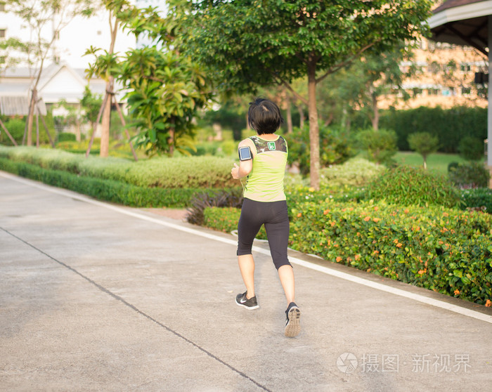 亚洲女人在公园里健康运行