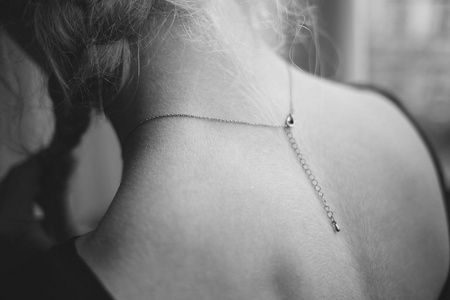 一个脖子一个年轻漂亮的女人脖子的黄金吊坠照片