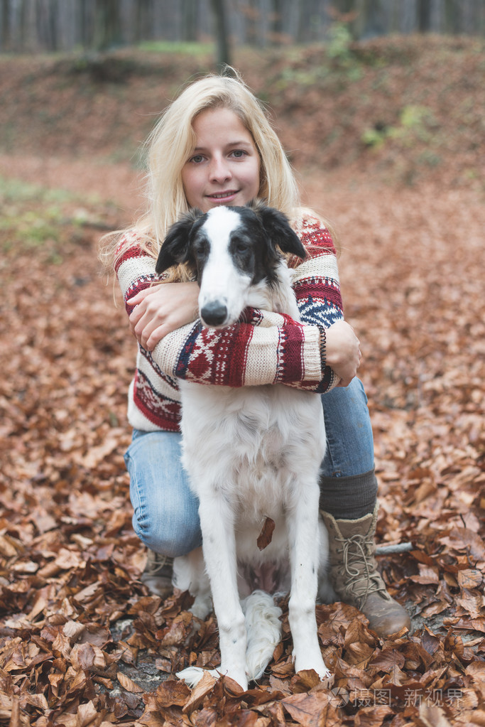 年轻女子拥抱她的狗