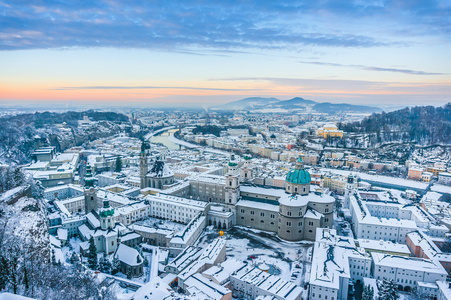 美丽历史性萨尔茨堡市冬季在日落时，奥地利