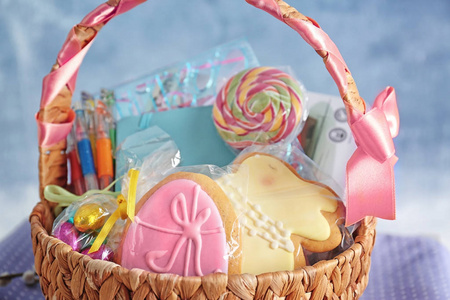 复活节篮子用糖果和礼物