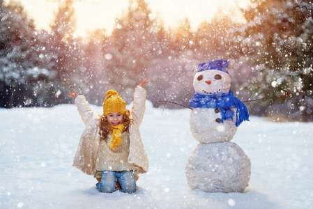 女孩玩堆雪人图片