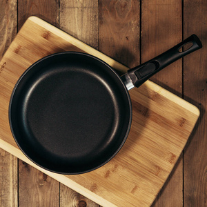 木桌上的空煎锅, 顶视图, 乡村风格