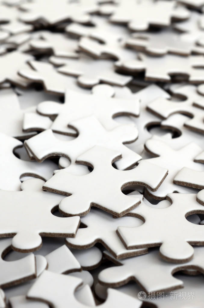 一个白色拼图的一堆未完成元素的特写从一个大的白色马赛克大量的长