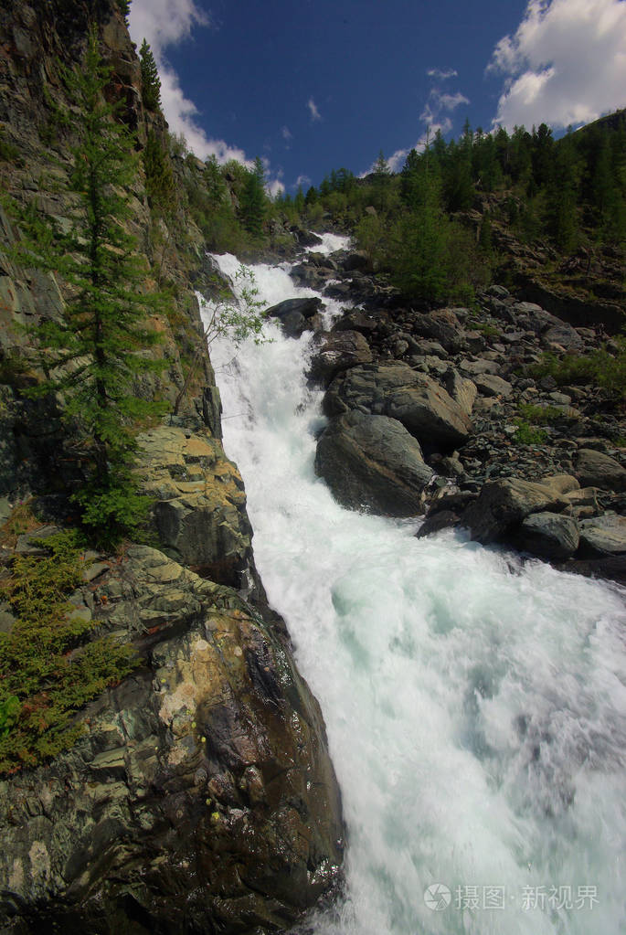 山区河流在山上.电流通过这条河峡谷.石头和岩石的土地在河的附近.