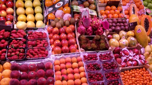 五颜六色的蔬菜和水果在农夫的市场