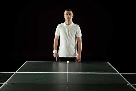 乒乓球运动员在黑色球桌上穿制服的肖像
