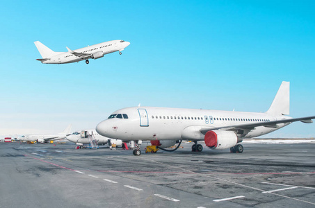 客机排, 飞机在起飞前停在机场.一架飞机在多云的中起飞跑道照片