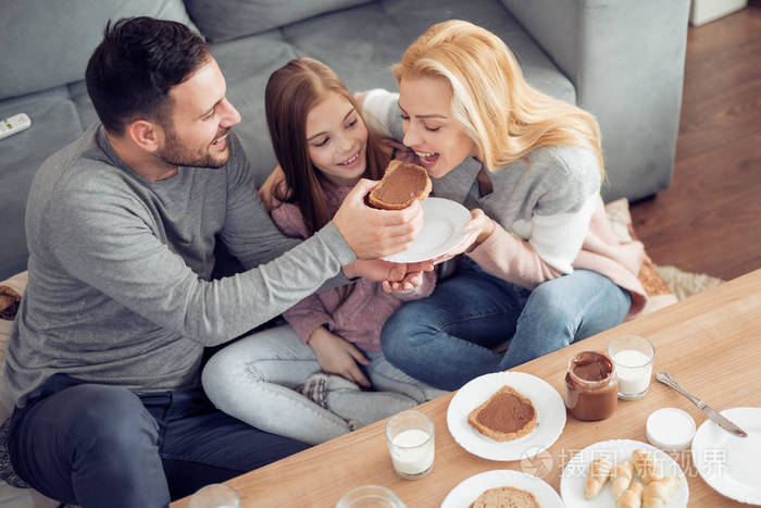 一家人一起在起居室吃早饭