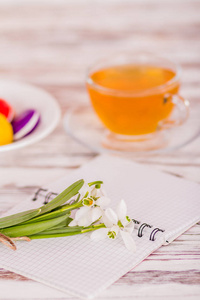 蛋白杏仁饼干，一杯茶，桌上花
