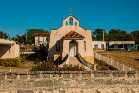 小天主教教会在镇西恩富戈斯附近村庄, 古巴