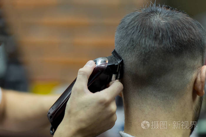 年轻英俊的男人,在理发店