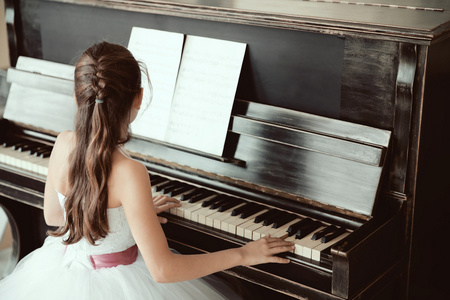 女孩弹钢琴图片唯美图片