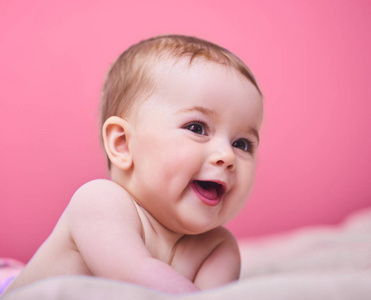 粉红色背景可爱的婴儿肖像
