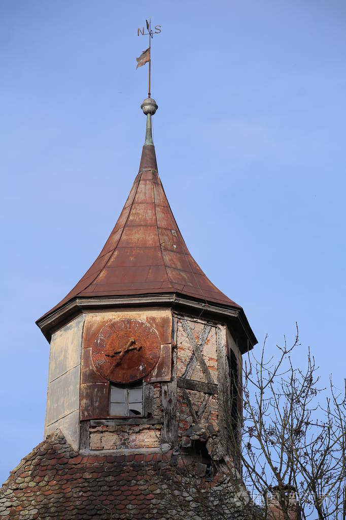 一个荒凉的塔顶与时钟