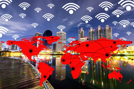 网络连接和通信。城市生活方式人们使用数字数据传输, 社交网络通过 wifi 连接。在暮光背景下的城市景观 Wifi 图标