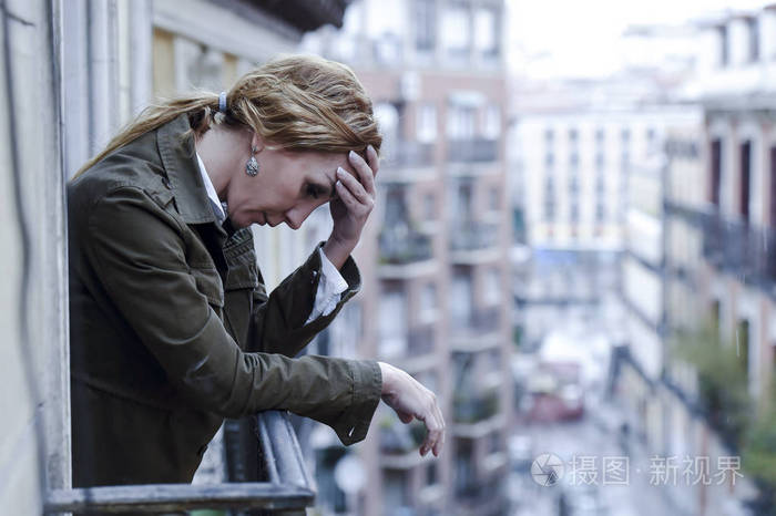 在家里阳台患上抑郁症看周到和孤独失落与悲哀的女人