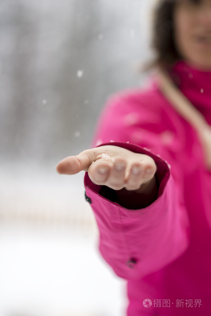 女手抓雪花从天上掉下来的特写