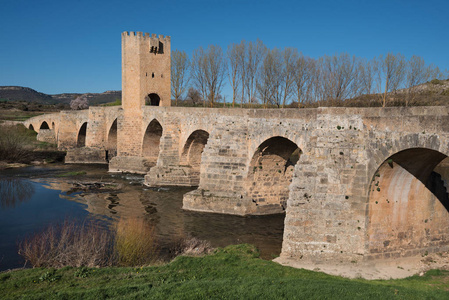 中世纪的古老的萨拉曼卡，西班牙弗里亚斯埃布罗河大桥