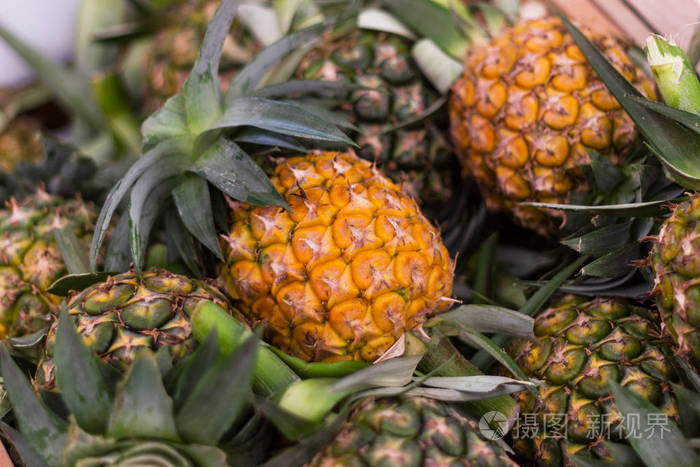 在泰国曼谷出售前特写许多菠萝市场