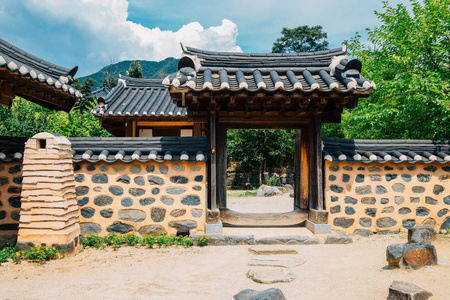 牙山韩国传统的房子和门在夏天天照片