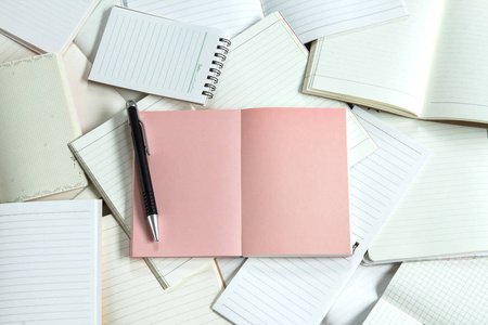 曼尼空笔记本纸和注意垫一个粉红色的背景