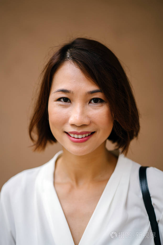 一位中年有魅力的中国亚裔女子的肖像