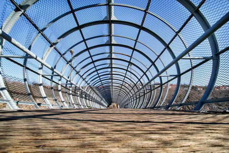 桥梁立交桥用圆的钢建筑.半通过沃伦桁架天桥.