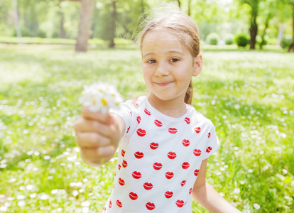 快乐的小女孩在大自然中玩耍在花草甸, 美丽的春天天