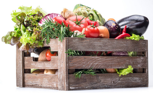 木制板条箱中的新鲜多色蔬菜