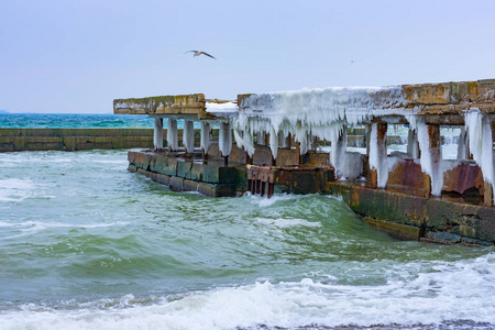 冬季海景。在黑海海岸的海滩上暴风雨般的波浪冰雪和冰雪。2018年3月02日。敖德萨 乌克兰