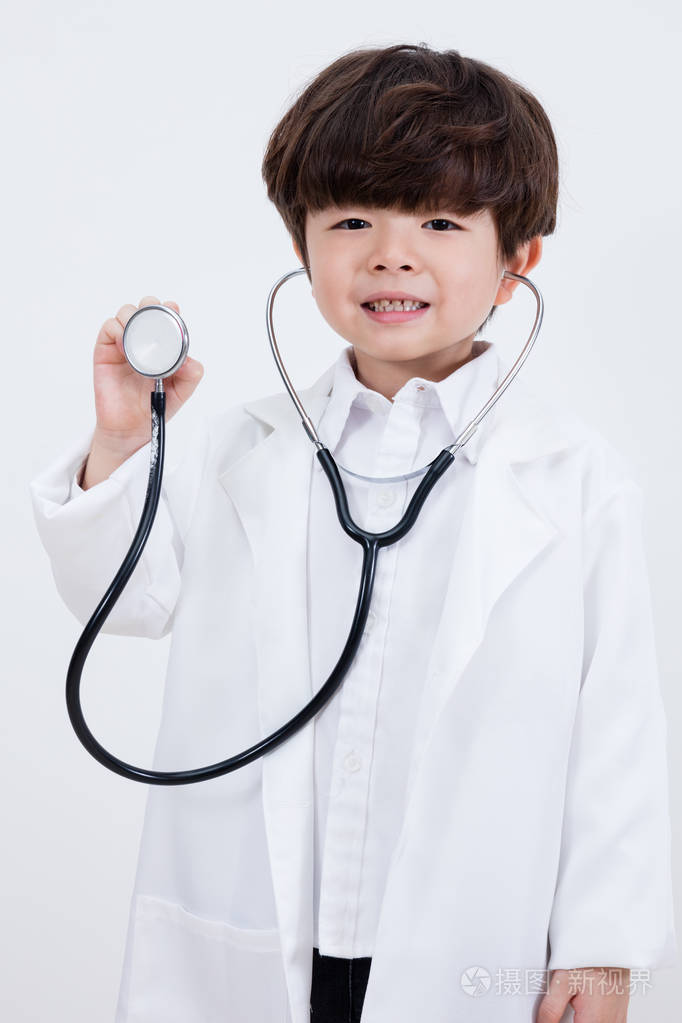 亚洲中国的小男孩,穿着用听诊器的医生制服