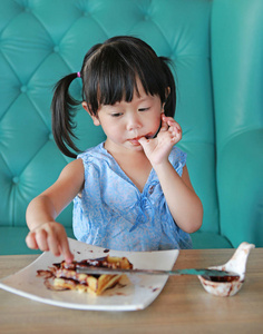 吃冰淇淋华夫饼的肖像儿童女孩