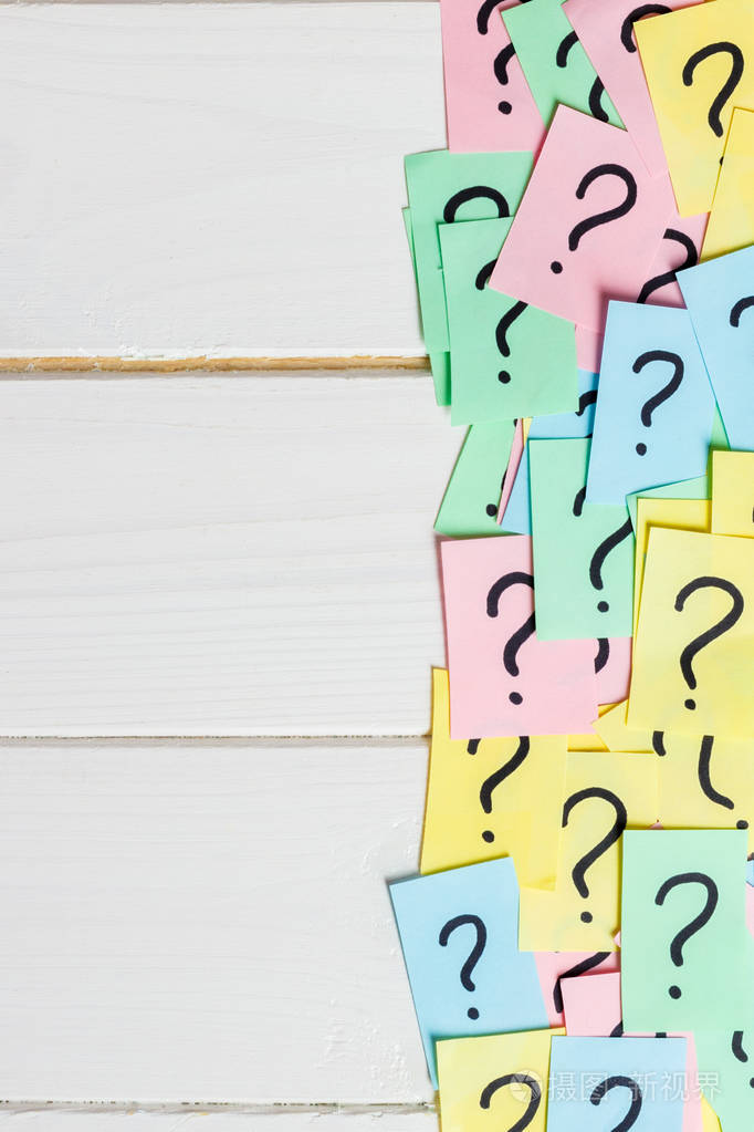 关于木质背景的问题太多了一堆五颜六色的纸钞上面有问号顶部视图复制