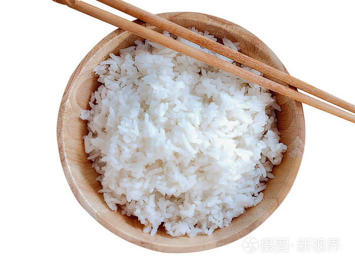 关闭木碗里装满了米饭